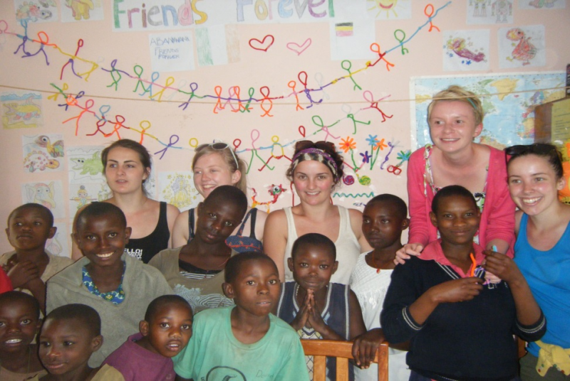 ‘Friendships’: A display! Réalt participants with Pupils of the Demonstration School, Canon Apolo PTC, Fort Portal, Uganda (2012)