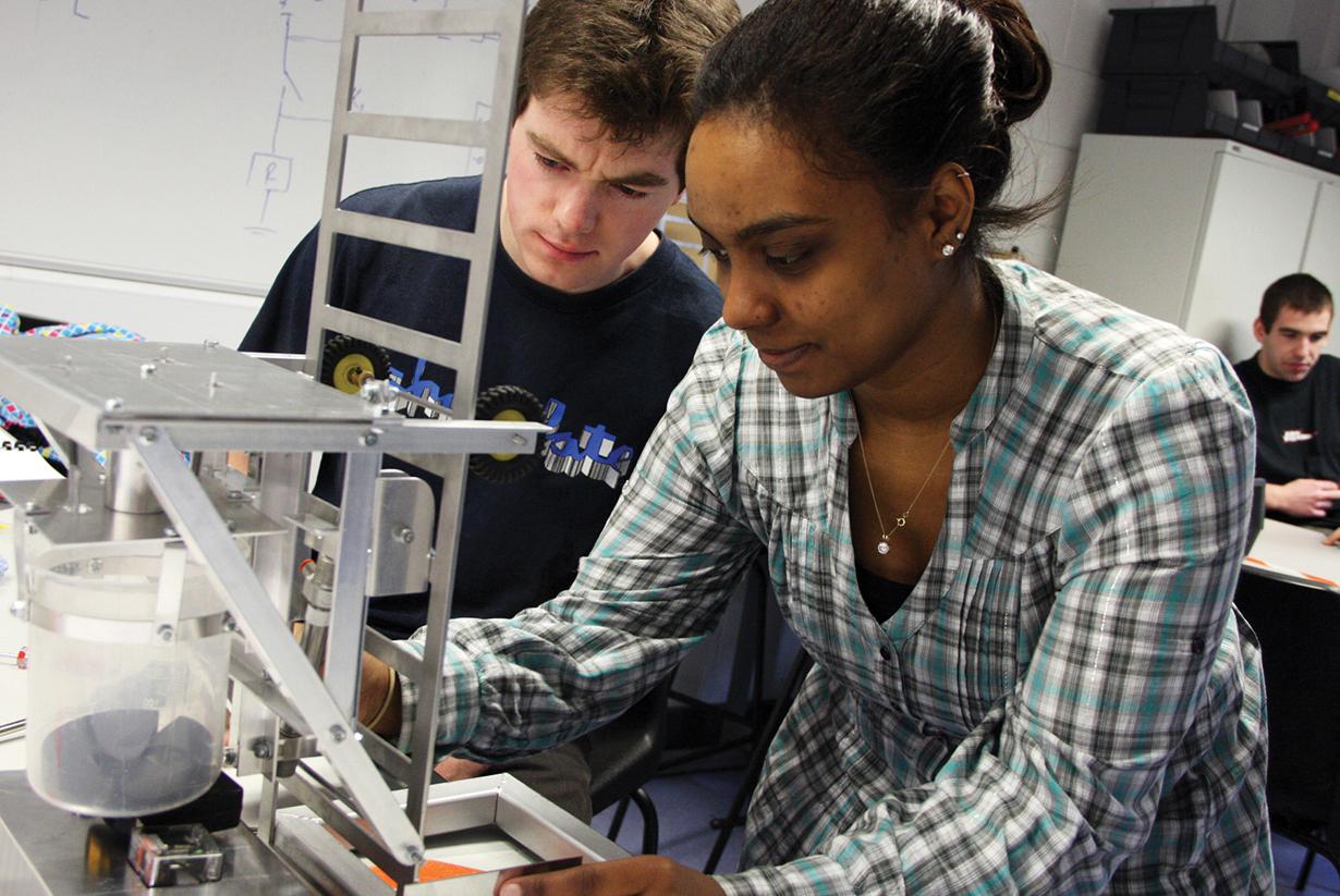 2 students working in a lab