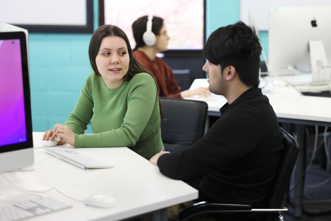 Student talking around a table