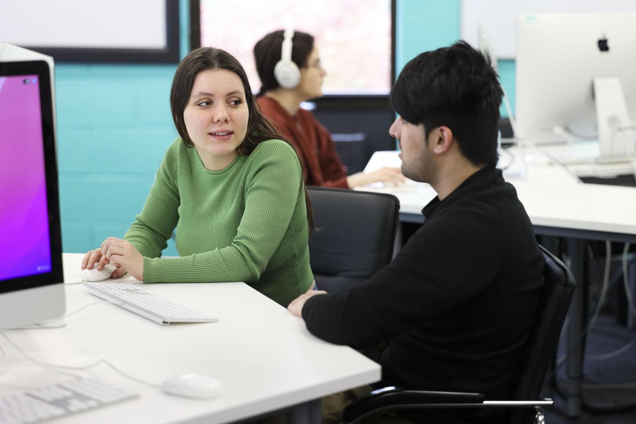 Student talking around a table