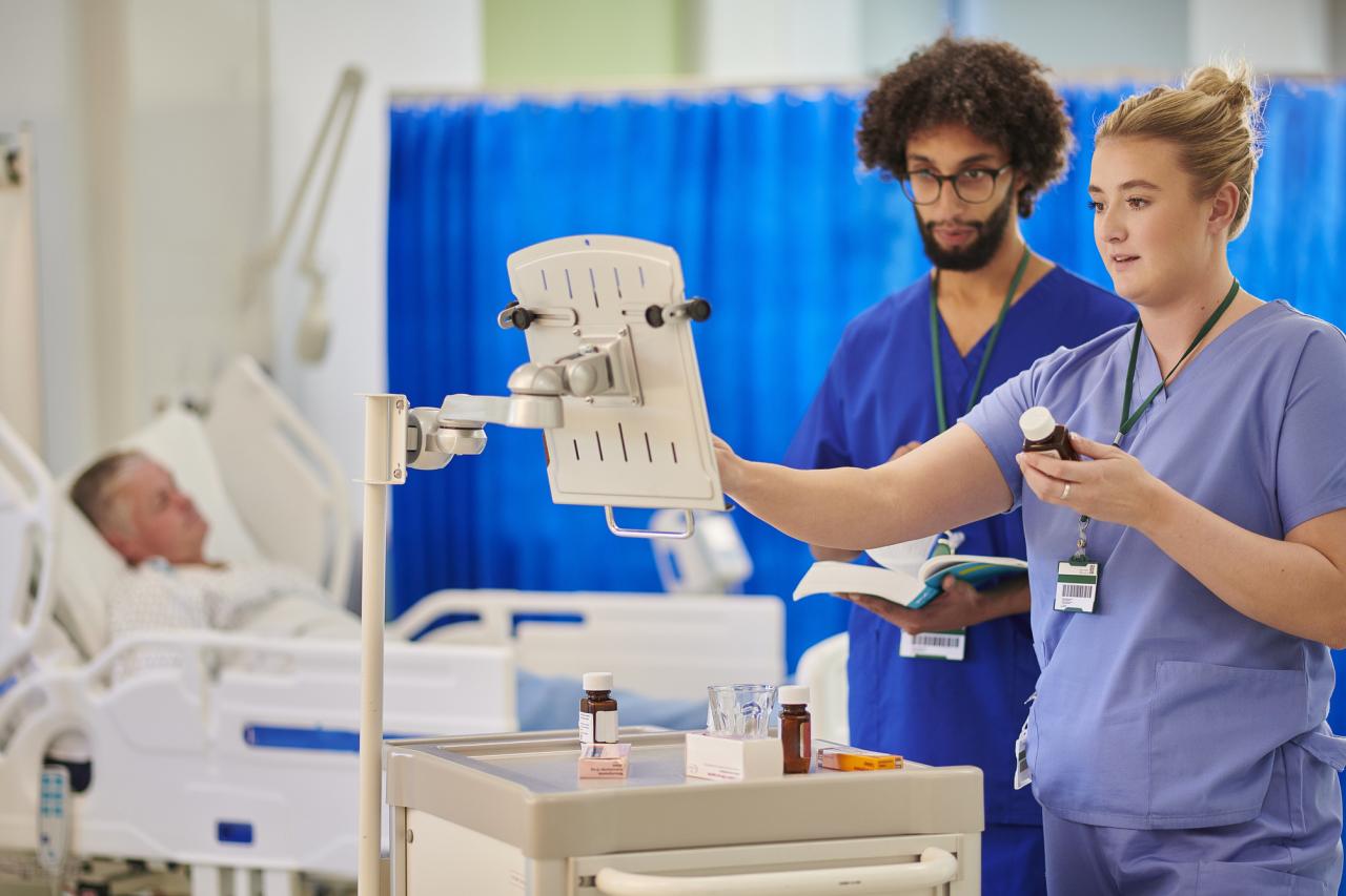 2 nurses on a hospital ward