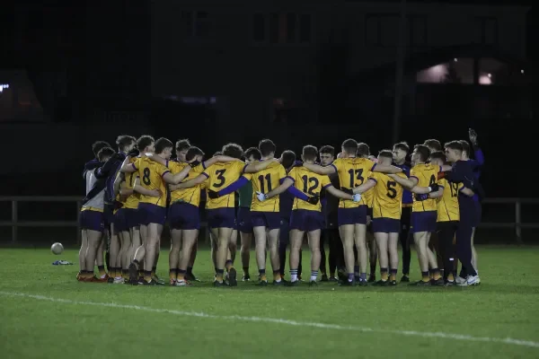 Shows DCU Gaelic footballers in huddle