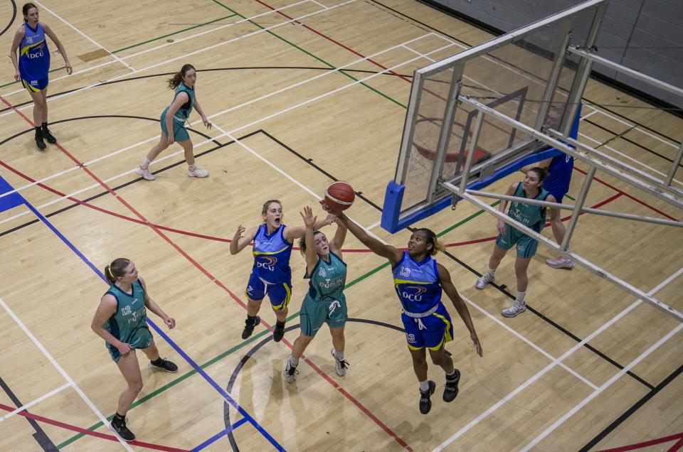 Female basketball players catching the ball