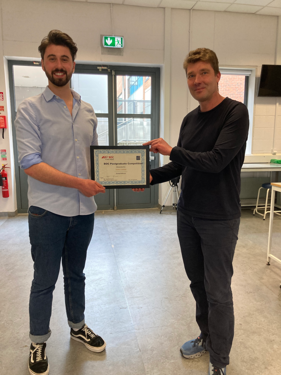 Seamus Cummins receiving his award from Prof. Timo Gans