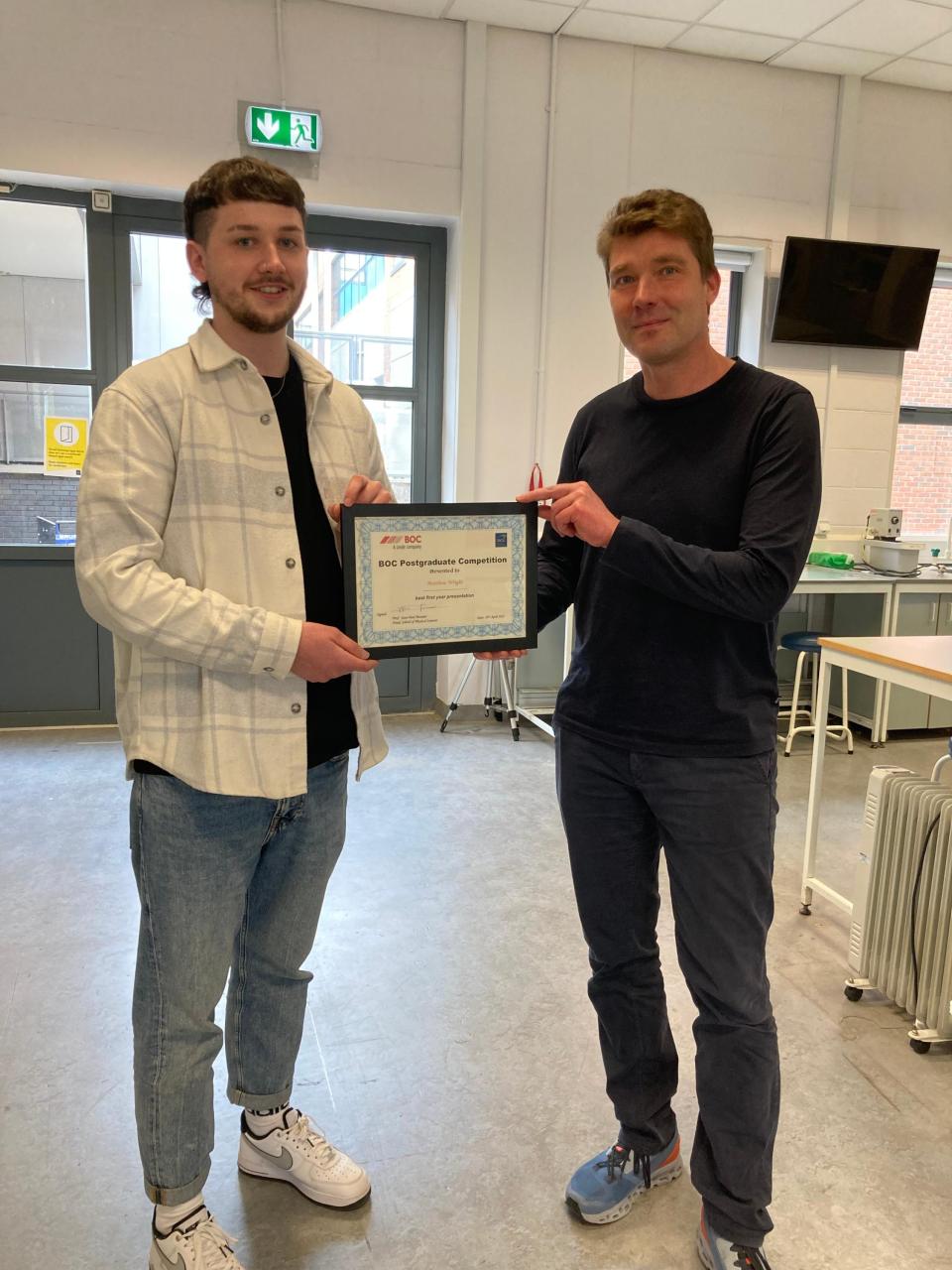 Matthew Wright receiving his prize from Prof. Timo Gans