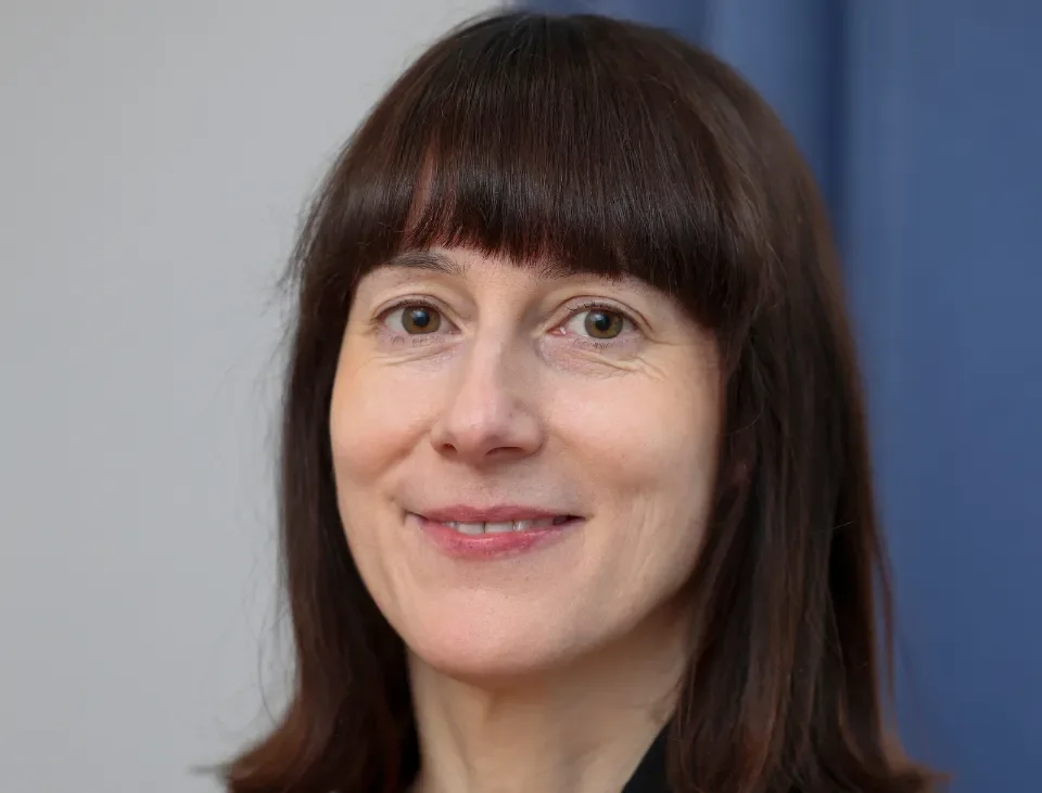 Woman with brown hair and fringe