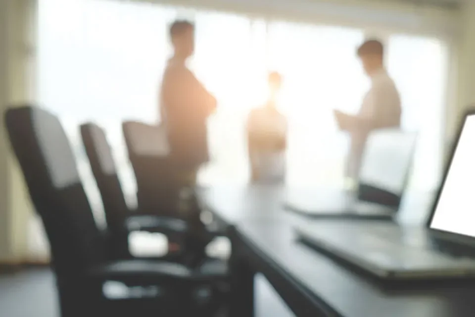 a meeting with 3 people in a workplace