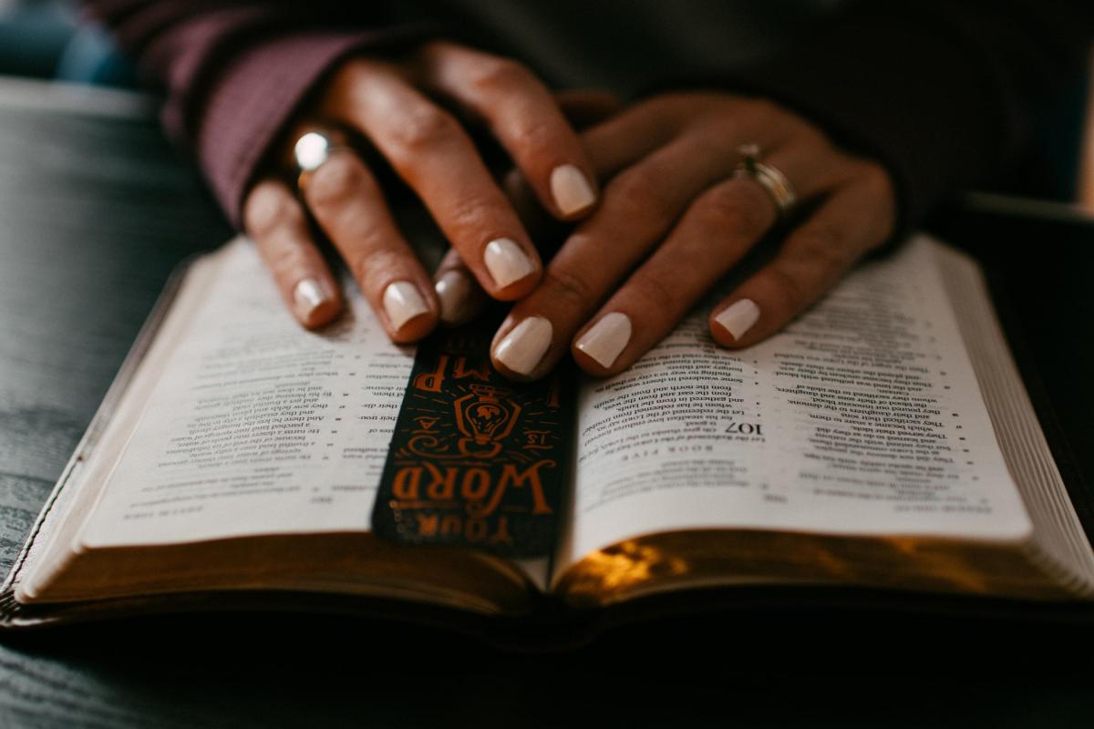 Hands across Biblical text
