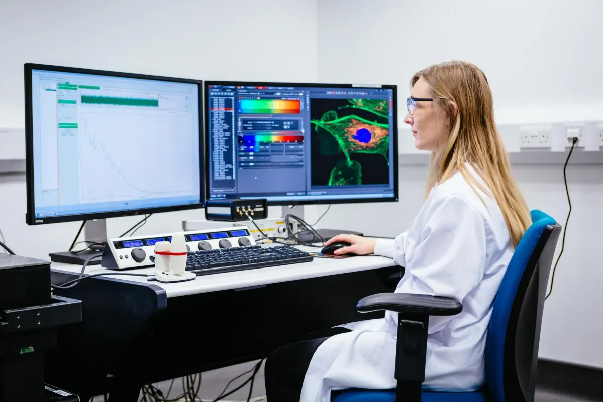 User operating STED microscope