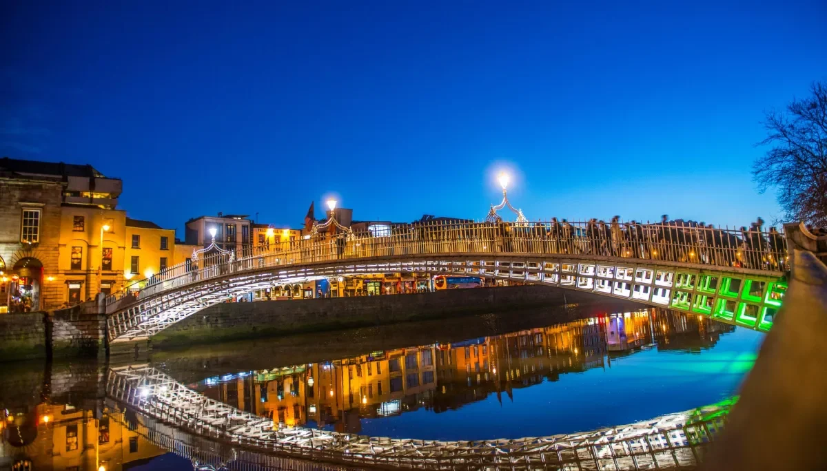 Dublin City Halfpenny Bridge at night