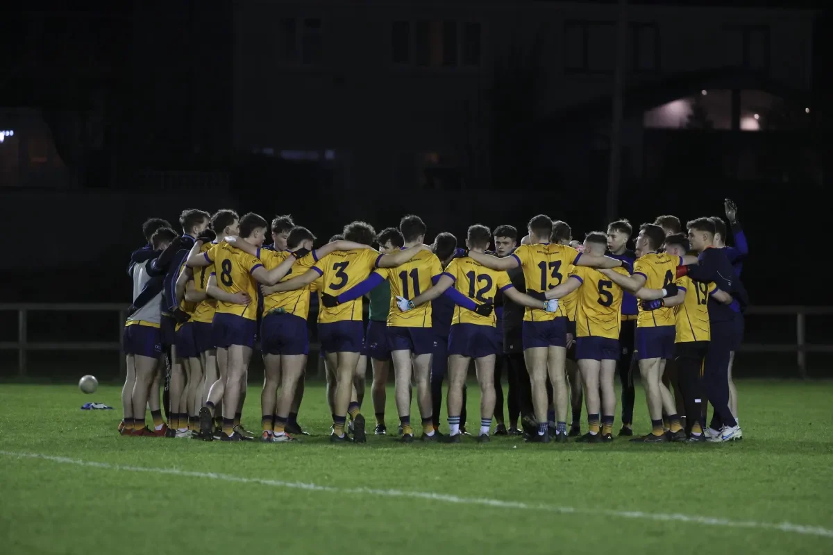 Shows DCU Gaelic footballers in huddle