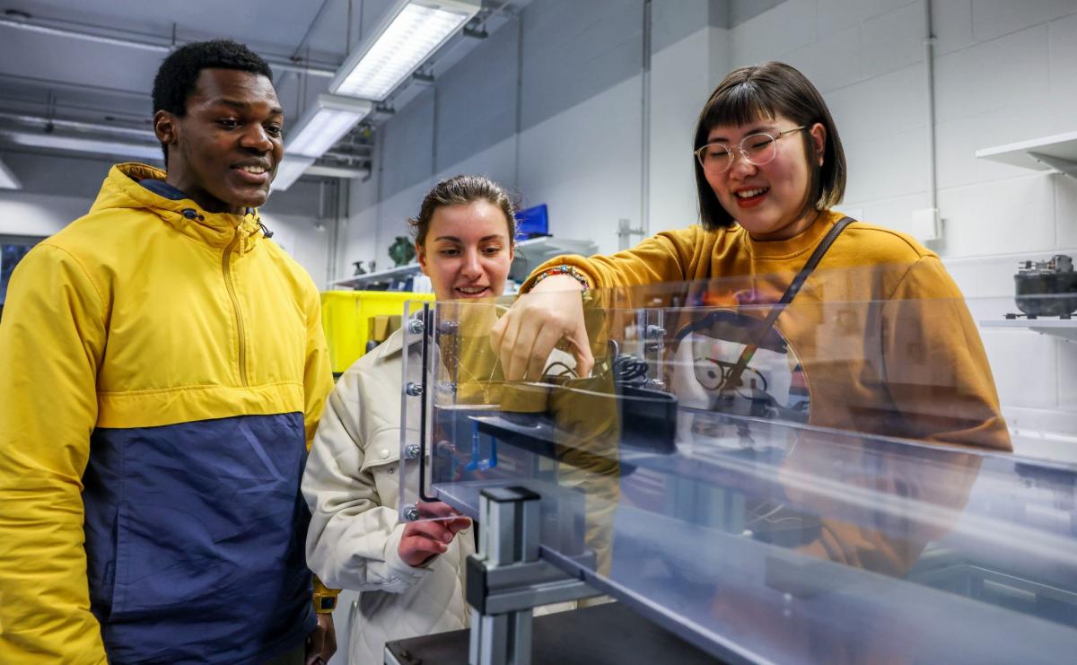 Students work in a lab togehter