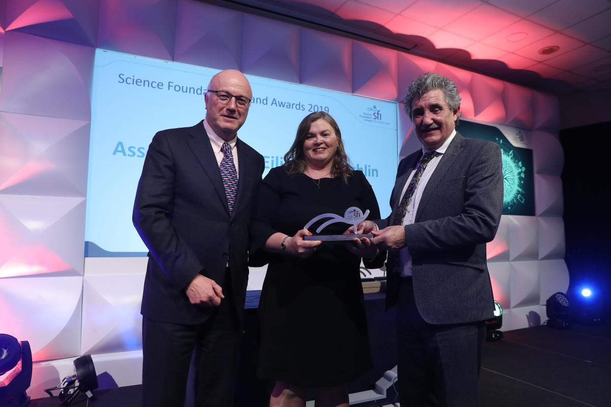 Prof Mark Ferguson, Director General SFI congratulates Dr Eilish McLoughlin, recipient of the SFI Outstanding Commitment to STEM