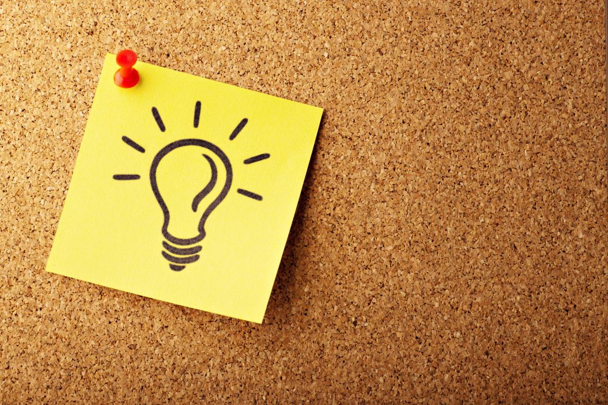 A post it note with a lightbulb 