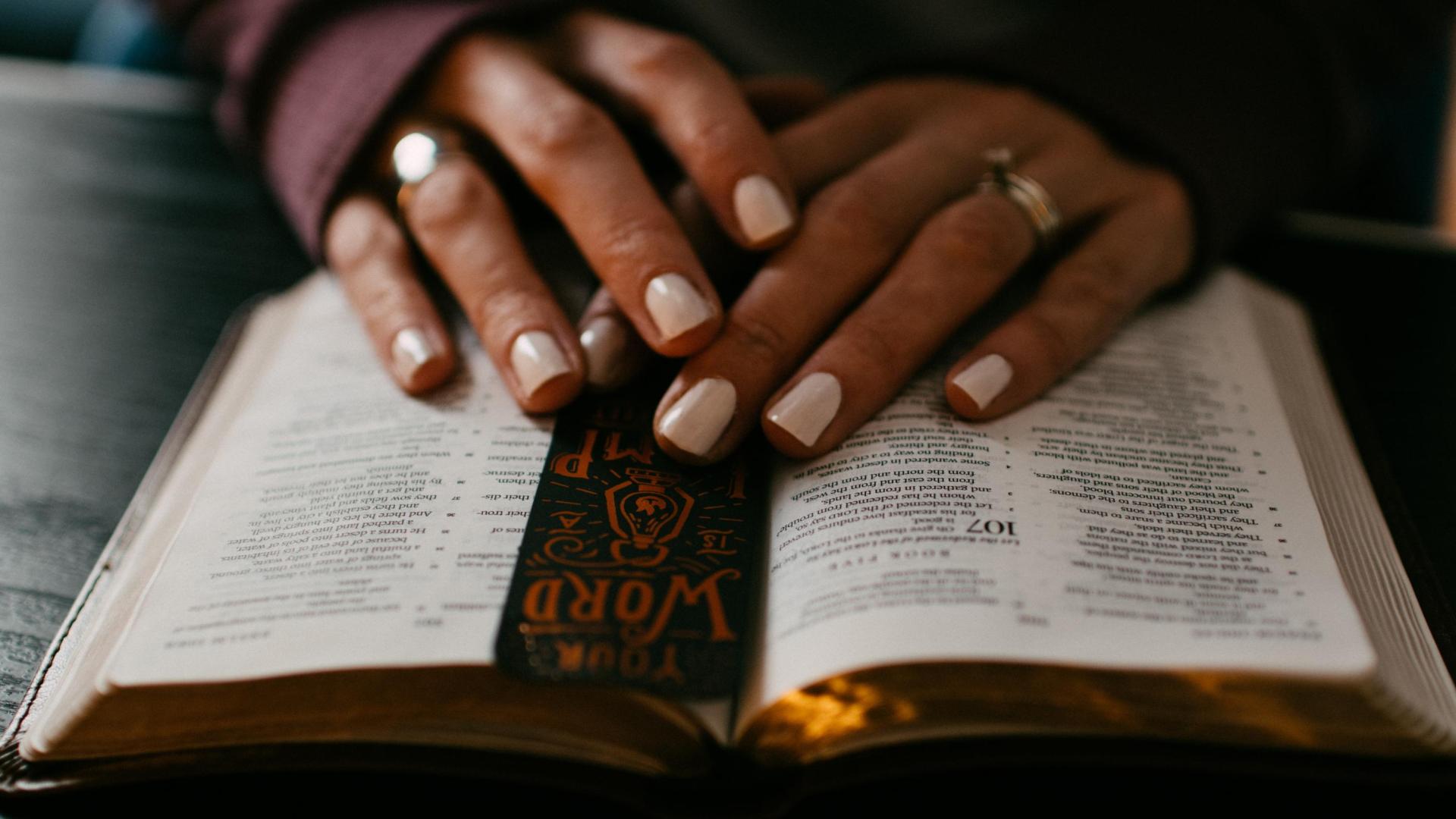 Hands across Biblical text