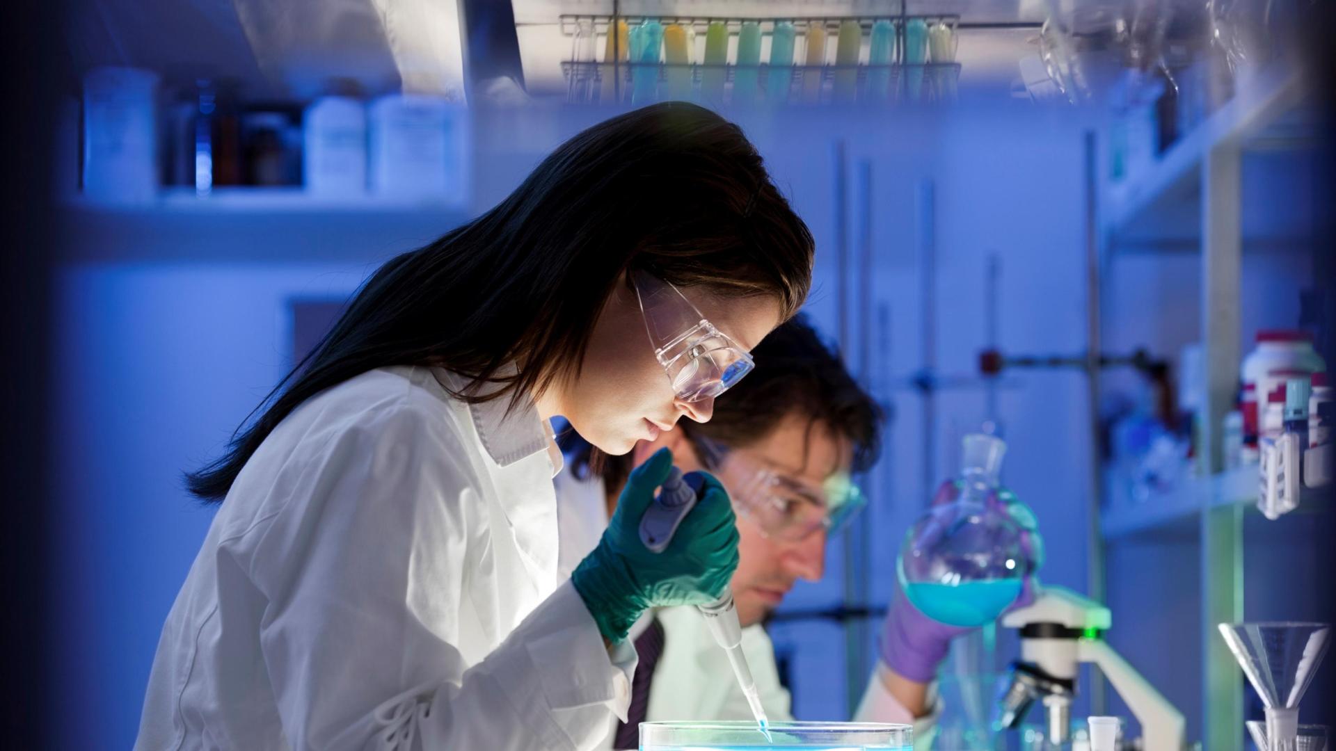 A male and female student doing an experiment on a lab.