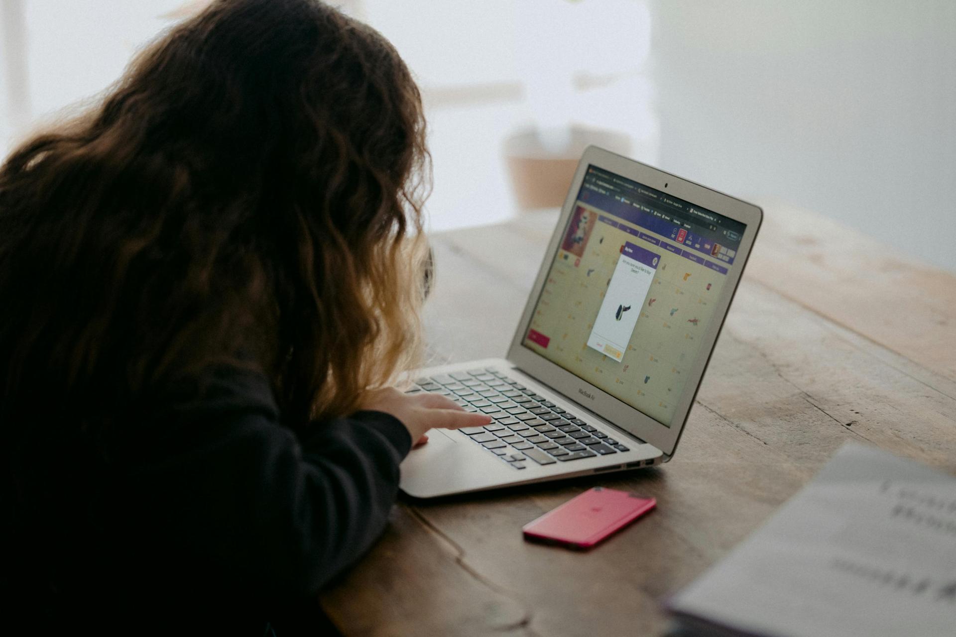 Student with laptop - Photo by Annie Spratt on Unsplash