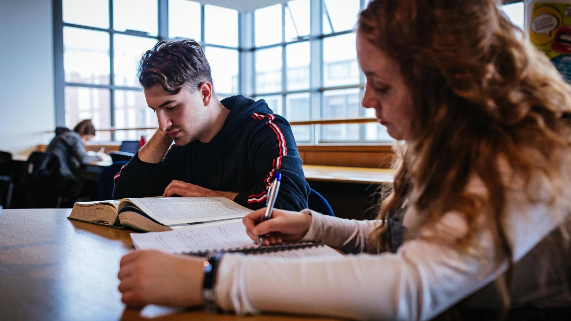 2 students studying in O' Reilly library