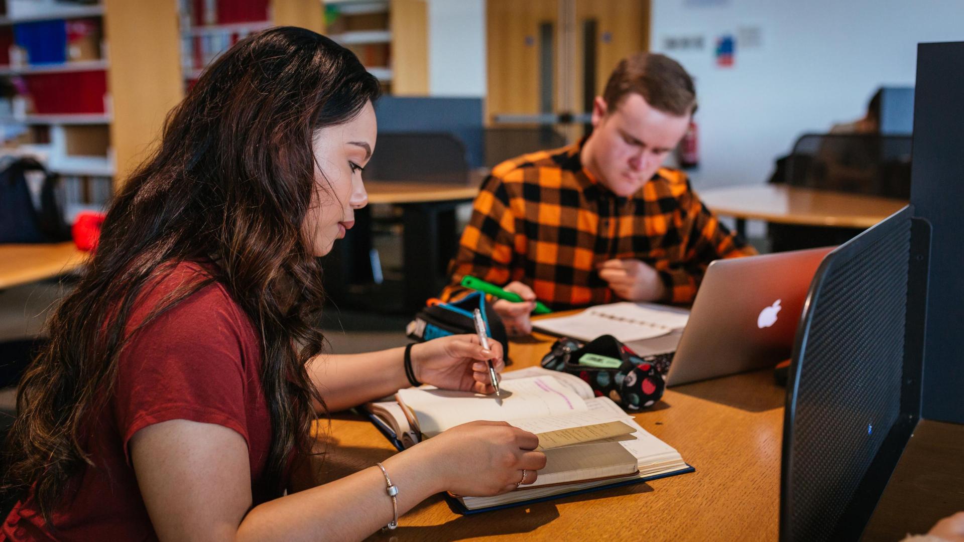 2 students studying in O' Reilly library